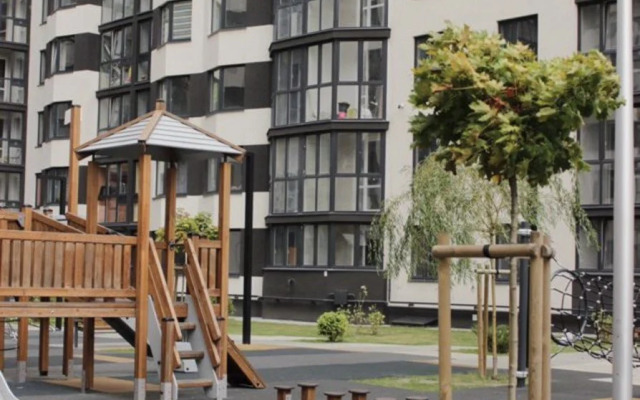 Апартаменты улучшенные в новом доме с качелей