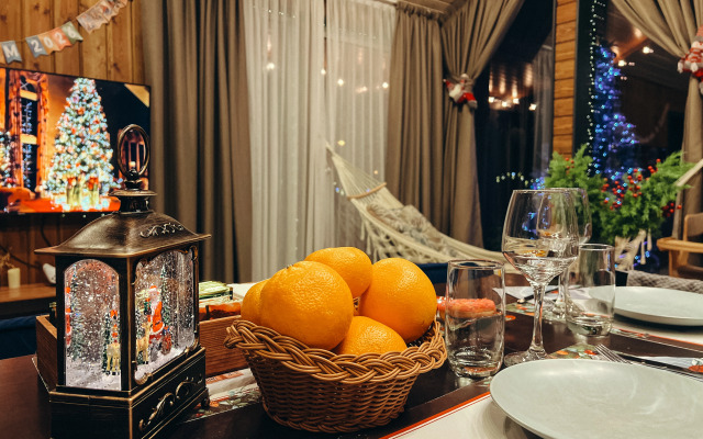 Частный дом с панорамными окнами с выходом на террасу и баней на дровах