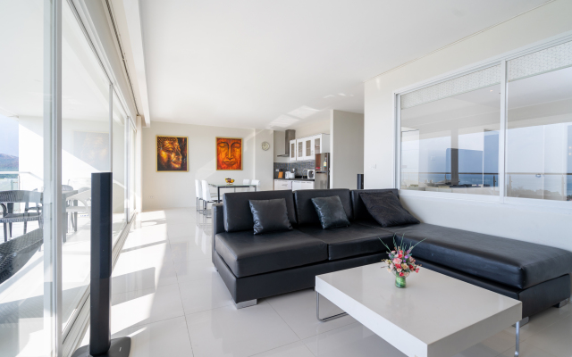 Ocean view condo in Sunset Plaza Apartments