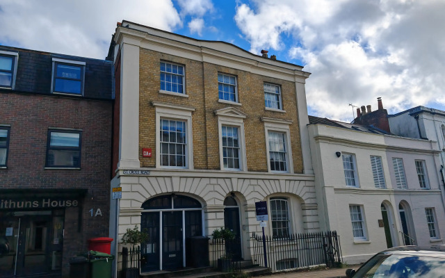 Historic Winchester Apartment