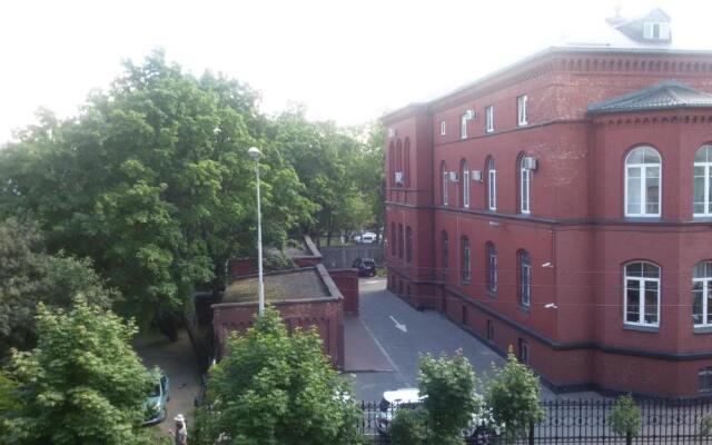 Tryohkomnatnyj Lyuks, centr, ploshchad' Pobedy, CHernyahovskogo 10A, Kolibri#10A Apartments