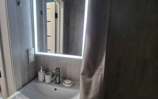 S Konditsionerom Ryadom S Metro Flat