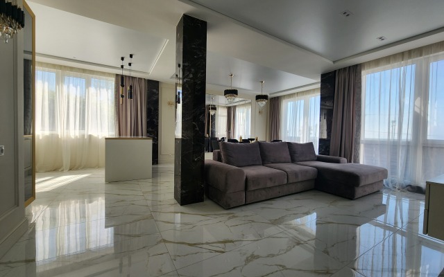 S Dizaynerskim Remontom Villa