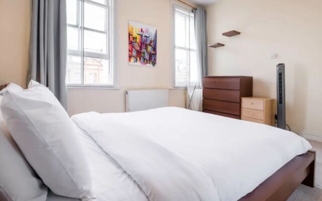 Stylish 2 Bed Sleeps 4 Apartments