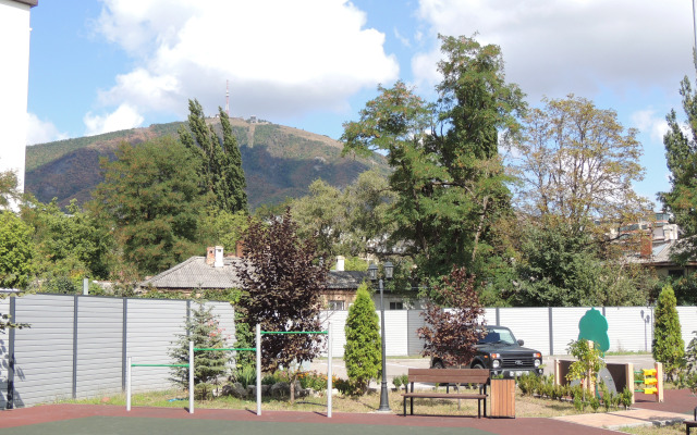 Umnaya S Alisoy Na Tsvetnike Flat