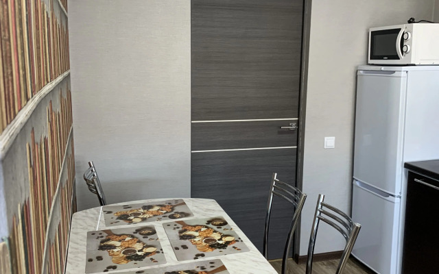 Trekhkomnatnyie schadenko 82 Apartments