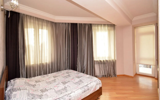 3-komn. v tsentre goroda na Severnom prospekte Flat HH550