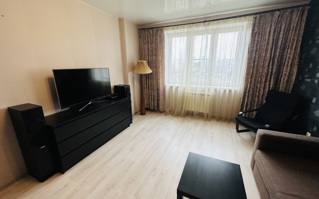 V tentre goroda Flat