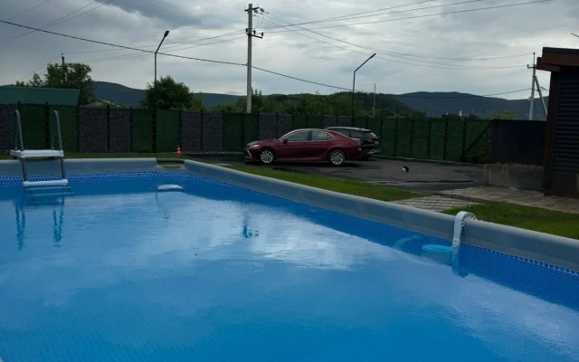 Barnkhaus Na_holme Rentplaza s Baney i Basseynom Private House