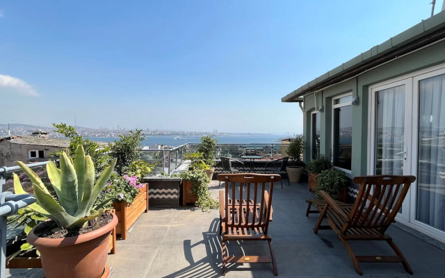 Jacuzzi across Bosphorus Apartments