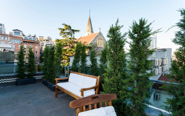 Jacuzzi across Bosphorus Apartments