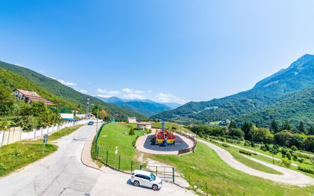 Oplot - Semejnyj s dvumya spal'nyami i balkonami 9 Apartments