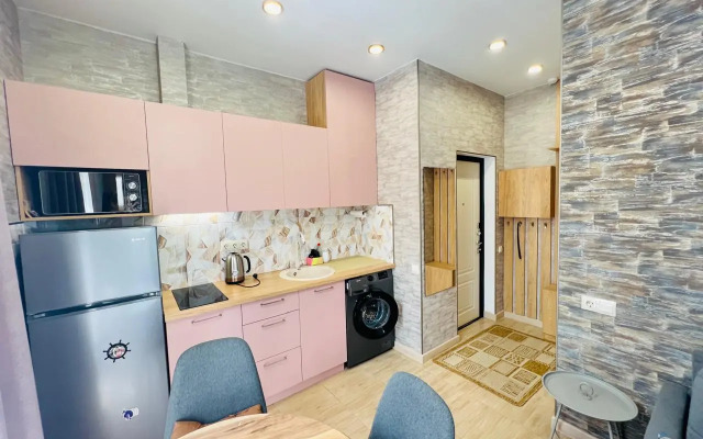 Chetyryokhmestnaya studiya s balkonom i basseynom na territorii Apartments