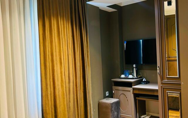 Parliament Hotel & Restaurant