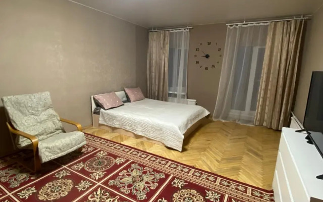700 Shagov Do Nevskogo Prospekta Flat