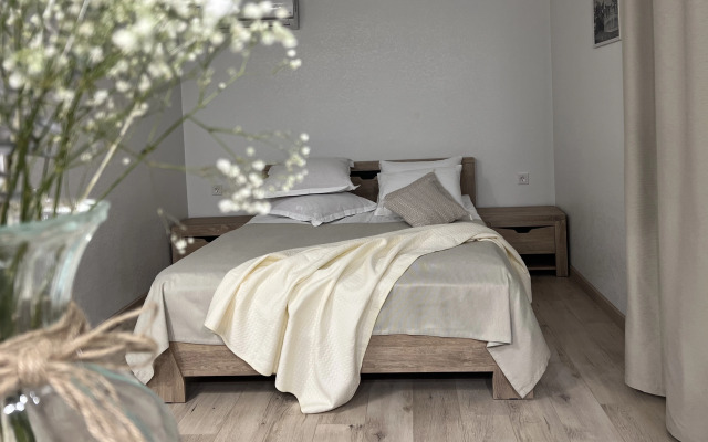 Scandi s dvorikom dlya kureniya, pr. Kalinina 38 (1) Apartments