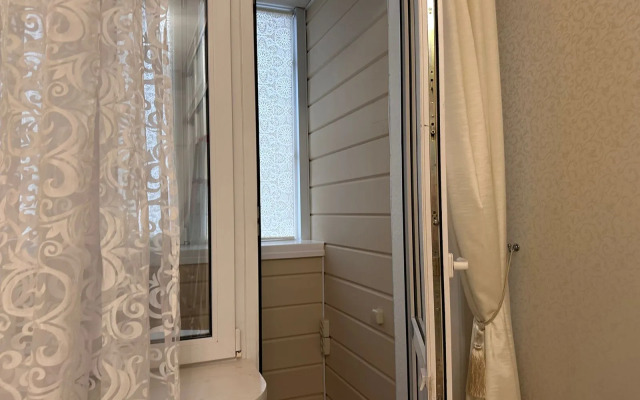 Uyutnaya V Nakhabino S Vysokimi Potolkami I Balkonom Apartments
