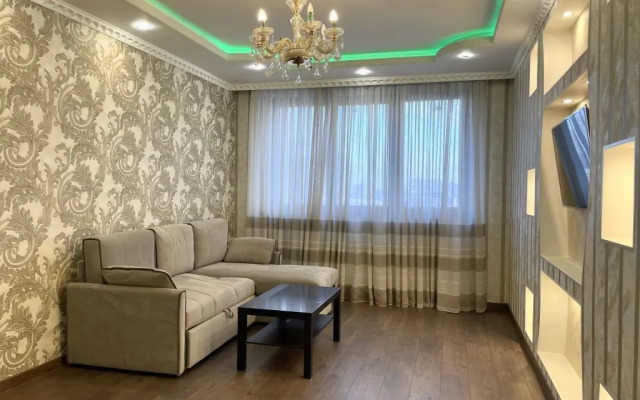 Prostornaya Yevro-Tryoshka U Metro (1) Apartment