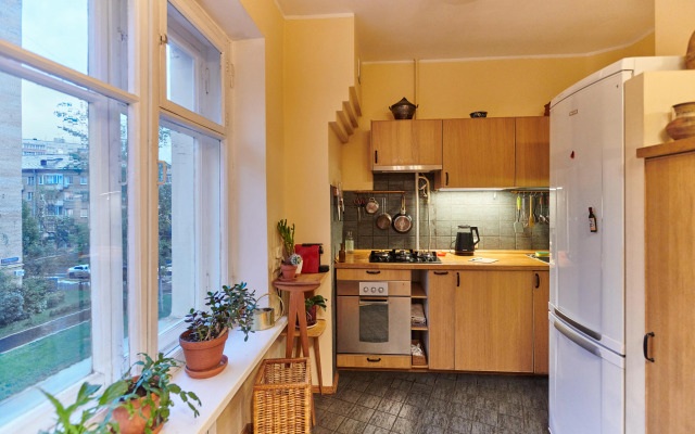 Квартира старинная мебель в лучах солнца