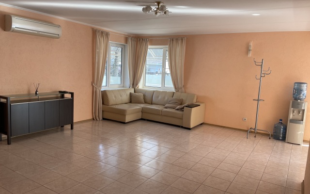 Dom S Basseynom U Morya Private House