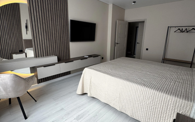 Uyutnaya Novaya S Shikarnym Raspolozheniem Flat