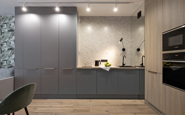 Апартаменты улучшенные в новом доме с качелей