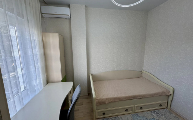 276 prostornaya u morya s balkonom Flat