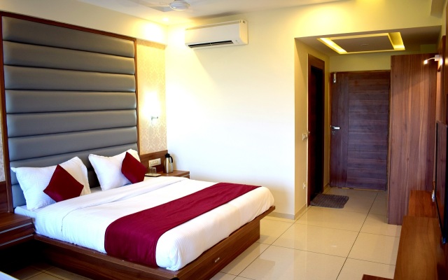 Royal Square by Sky Stays Hotel