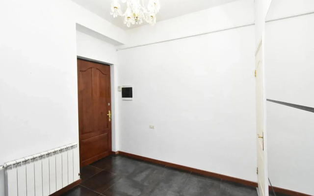 2-K v Novostroyke, Ulitsa In Yerevantsu, Hh399 Flat