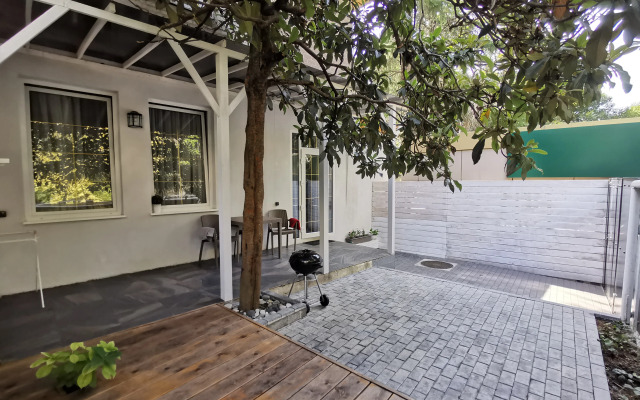 V Tsentre Sochi s Terrasoy i Zonoy Barbekyu Apartments