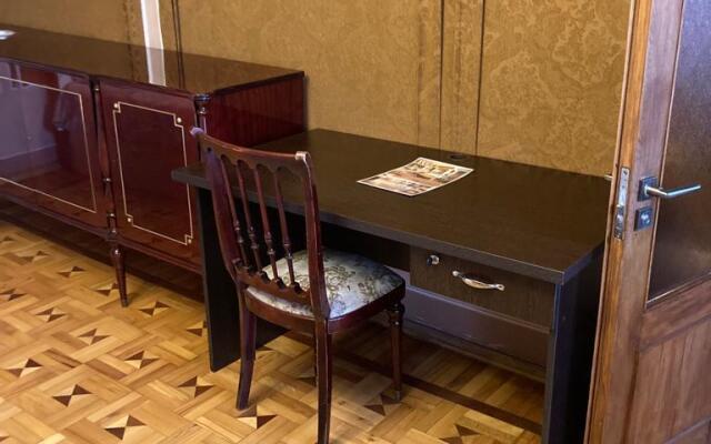 Classic Apartment On Kievyan Apartments