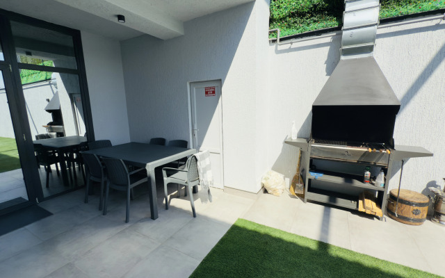 Гостевой дом Дом с бассейном на берегу