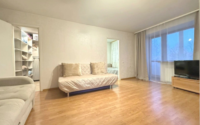 Квартира Двухкомнатная с Балконом и Кондиционером в Центре на Весенней