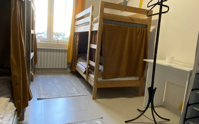 Na Lva Tolstogo 13 Hostel