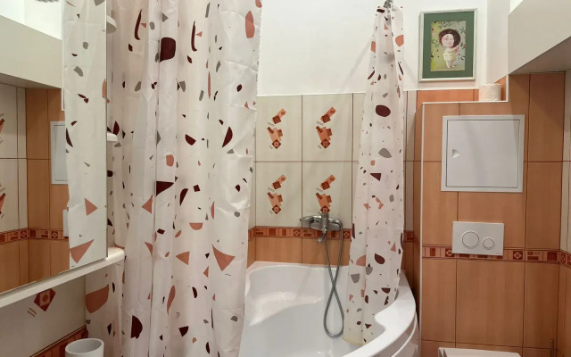 Uyutnaya V Nakhabino S Vysokimi Potolkami I Balkonom Apartments