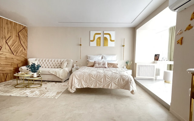 Vyshe Vsekh Flat