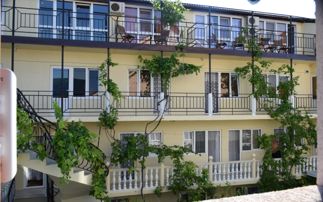 Na Starshinova 14 Guest house