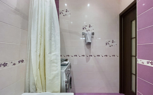 Апартаменты Шикарная двухкомнатная квартира с раздельными комнатами и балконом