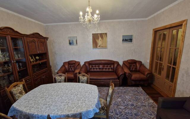 U Pushkinskogo Teatra Tsentr Flat