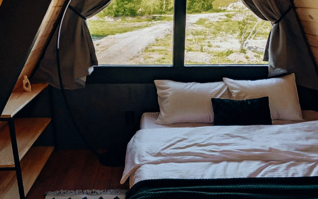 Шале А-фрейм с панорамным остеклением и террасой