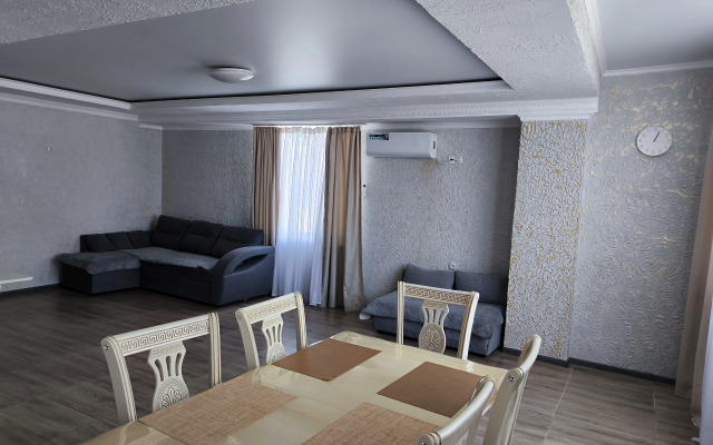 Uyutnaya Kvartira s Panoramnym Vidom Flat