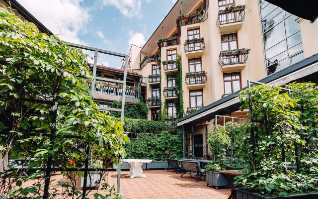 Отель Амбассадори