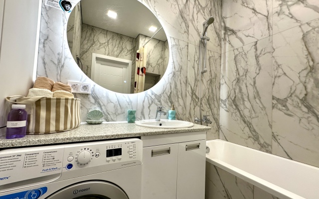 Lyuks Akvamarin s Dizaynerskim Remontom, Dlya Bolshoy Semi Apartments