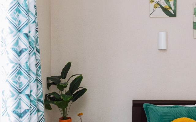Dushevnaya, uyutnaya v parke na beregu ozera Flat