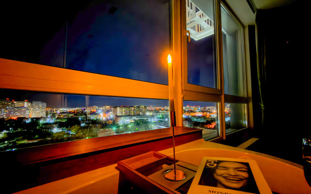 Апартаменты VIP студия с роскошной ванной у панорамного окна