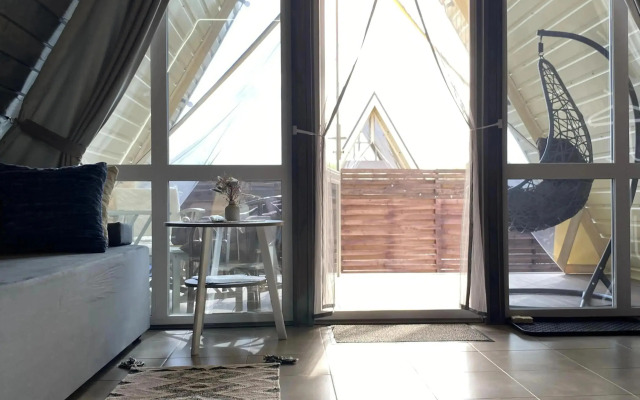 A frame Po Shchuch'emu veleniyu Seryj domik na beregu reki Privat House