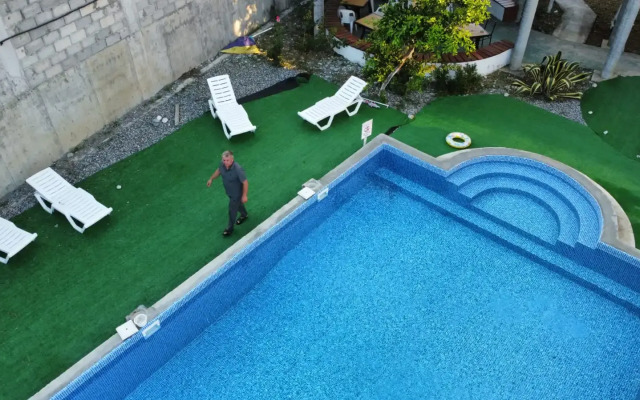 Robert I Oksana Guest house