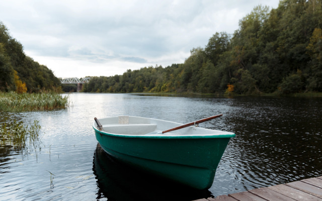 Частный дом у реки
