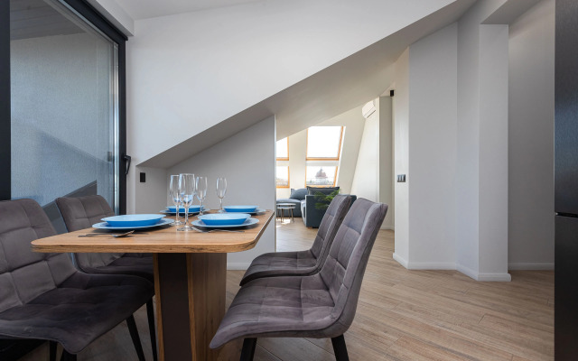 Квартира с Мансардными Окнами и Видом на Море