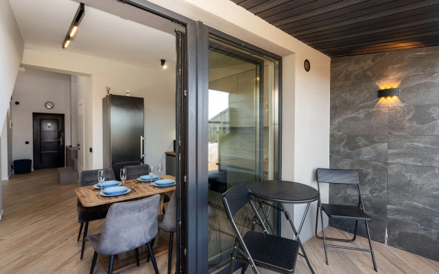 Квартира с Мансардными Окнами и Видом на Море